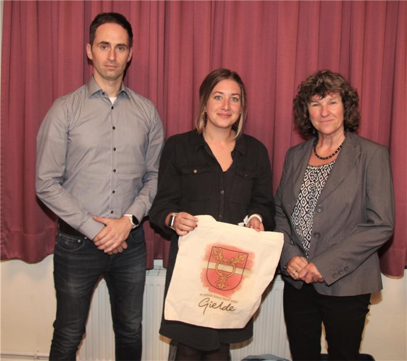 Ortsrat Gielde: Personalwechsel überrascht Tobias Creydt vom Personalamt der Gemeinde Schladen mit dem neuen Ratsmitglied Sandra Wiechens und Ortsbürgermeisterin Friederike Fiebig (re.). Fotos: Hohaus