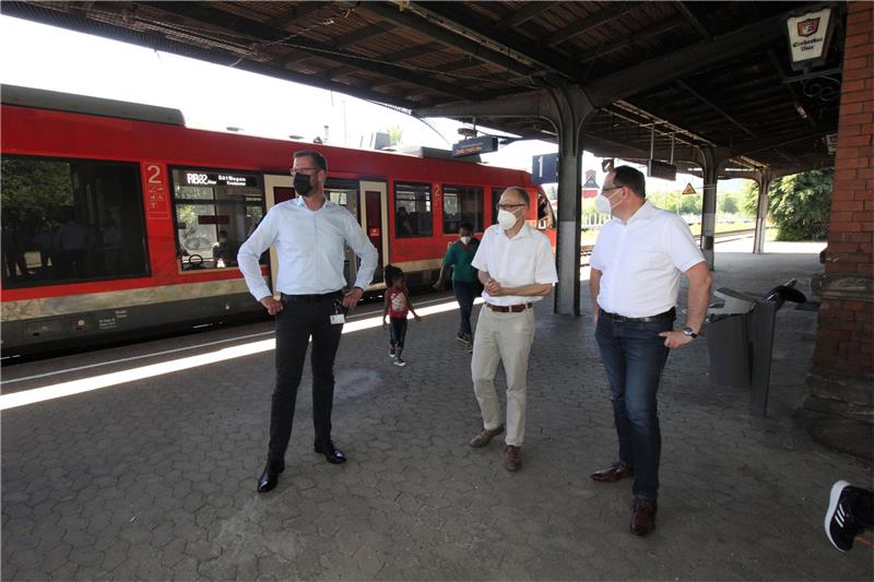 Tobias Festerling (Leiter Bahnhofsmanagement Braunschweig-Göttingen), Fritz Rössig (Abteilungsleiter Verkehr des Regionalverbandes Großraum Braunschweig) und Bürgermeister Ingo Henze freuen sich auf die anstehende Sanierung.  Fotos: Neddermeier