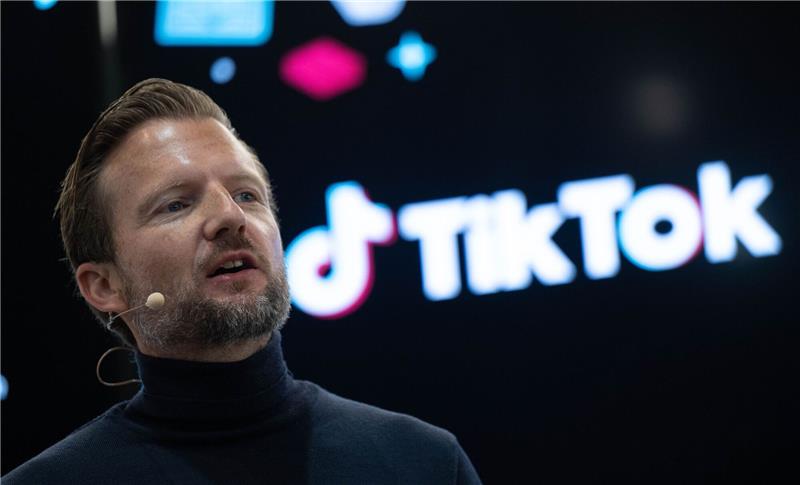 TikTok veröffentlicht eigene Bestsellerliste für Bücher Tobias Henning von TikTok Deutschland spricht auf dem Panel «#BookTok» auf der Leipziger Buchmesse.