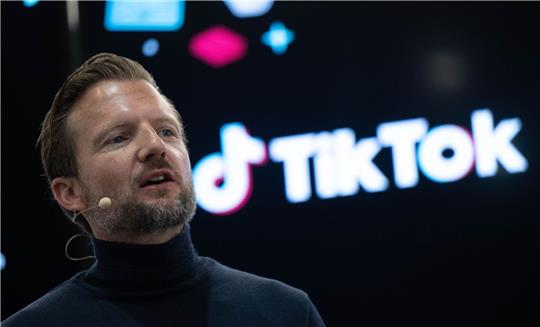 Tobias Henning von TikTok Deutschland spricht auf dem Panel «#BookTok» auf der Leipziger Buchmesse.