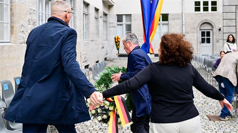 Tobias Korenke (M), Großneffe von Dietrich Bonhoeffer, entfernt während einer Gedenkveranstaltung der Bundesregierung im Berliner Bendlerblock zum Nationalen Gedenktag an den Widerstand gegen die nationalsozialistische Gewaltherrschaft den Kranz der AfD. 
