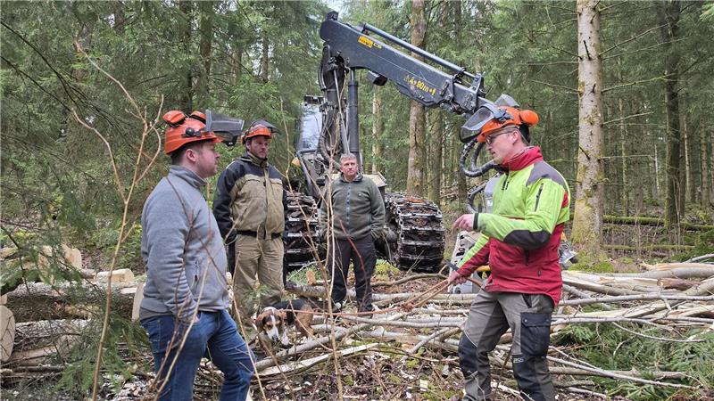 Tobias Krenn und Paul Schmidt informieren sich bei Förster Silas Tepper über dessen Revier. 