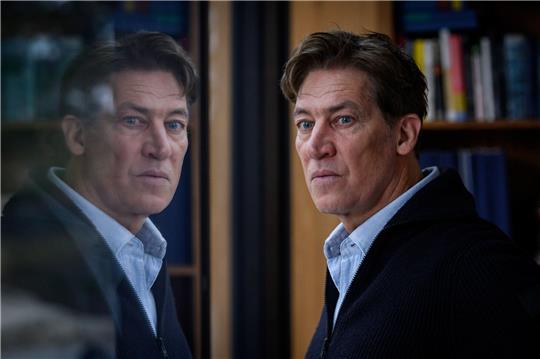 Polit-Thriller mit Tobias Moretti bei 3sat Tobias Moretti als Johann Hellström in einer Szene aus «Das Haus».