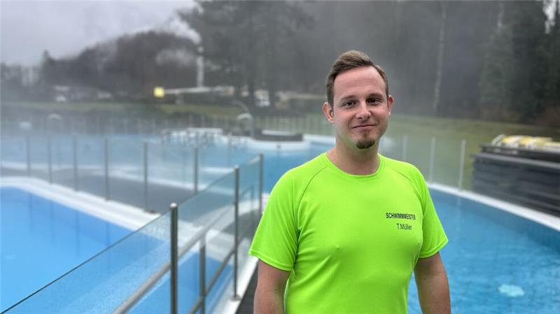 Tobias Müller vor dem Außenbecken der Sole-Therme, aus dem er den Badegast rettete.