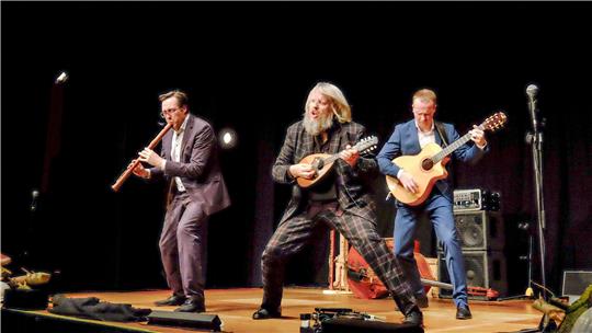 Tobias Reisige, Markus Conrads und Johannes Behr (v.li.) sind „Wildes Holz“ und seit 25 Jahren auf dem Holzweg: Am Samstag und Sonntag begeistern sie in ausverkauften Shows im Goslarer Kulturkraftwerk. Foto: Zietz