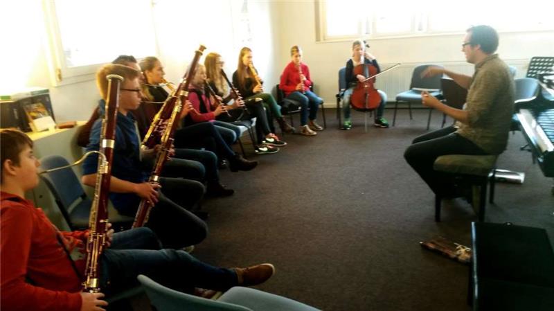 Tobias Reisige (r.) beim Workshop der Musikschule.  Foto: Jelinski