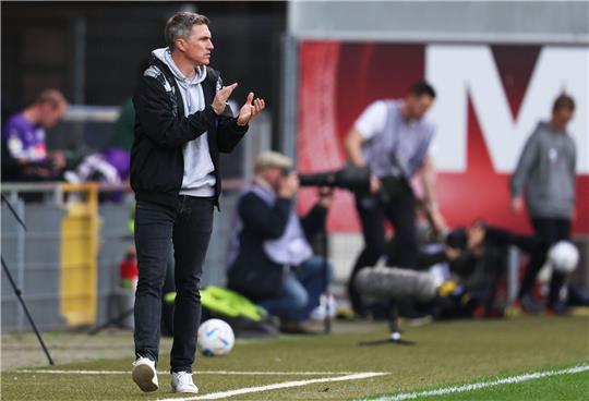Tobias Schweinsteiger applaudiert.