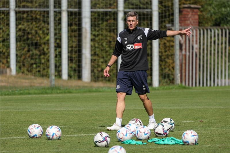 Innenraumverbot für Osnabrücks Trainer Tobias Schweinsteiger Tobias Schweinsteiger spricht zu seinen Spielern bei einer Trainingseinheit.