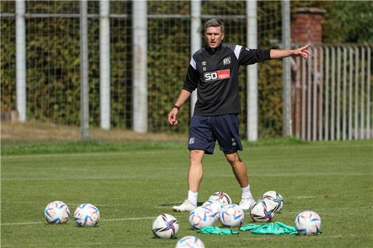 Tobias Schweinsteiger spricht zu seinen Spielern bei einer Trainingseinheit.