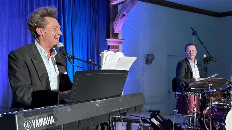 Tobias Sudhoff am Keyboard und Gereon Homann geben die Vorturner, pardon, Vorsänger, und alle stimmen ein.