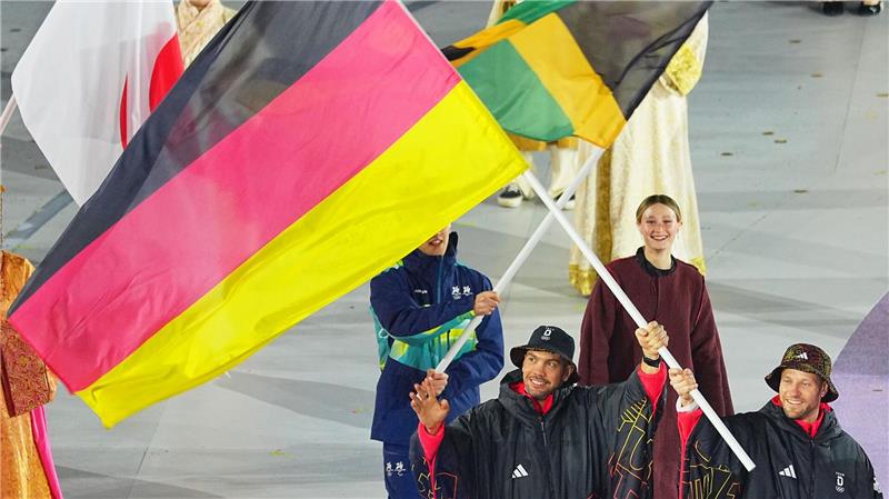 „Wahrhaft magische“ Spiele: Italien feiert Olympia-Abschied Tobias Wendl (l) und Tobias Arlt tragen die deutsche Fahne.