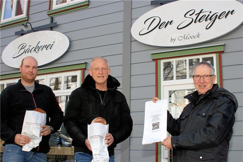 Geopark Harz bedruckt 25.000 Brötchentüten Tobias und Peter Moock freuen sich über die 5000 bedruckten Brötchentüten, die Dr. Klaus George (von links) vom Geopark dabei hat. Foto: Knoke