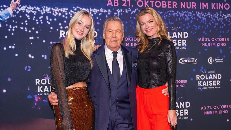 Weltpremiere: Roland Kaiser feiert sein Kino-Debüt Tochter Annalena (links) unterstützte ihren Vater auf dem roten Teppich - ebenso wie Sängerin Saskia Leppin (rechts).