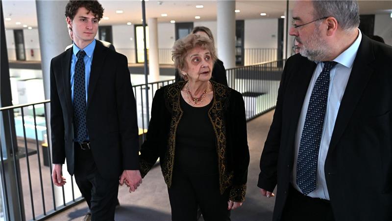 Tochter und Enkel Aron Goodman begleiten die Zeitzeugin Tova Friedman auf ihrer Berlin-Reise.