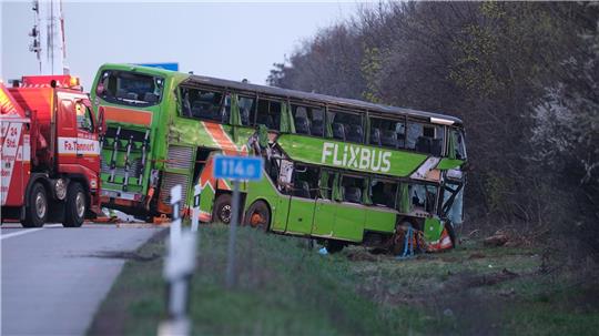Tödlicher Busunfall auf der A9 bei Leipzig. (Archivbild)