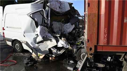 Tödlicher Unfall auf der A7, der Beifahrer aus diesem Transporter starb noch an der Unfallstelle. 