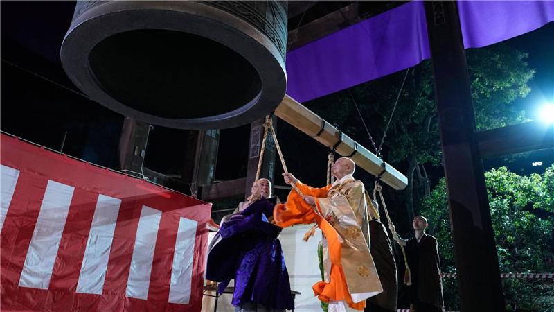 Tokio: Traditionelles Glockenschlagen der Mönche im Zojoji-Tempel zu Silvester