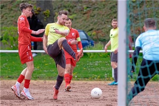 Tolga Uckan, dreifacher Torschütze des VfR Langelsheim, kommt recht unbedrängt zum Abschluss. Rhüdens Niklas Loske (l.) kann nicht mehr eingreifen. Foto: Drechsler