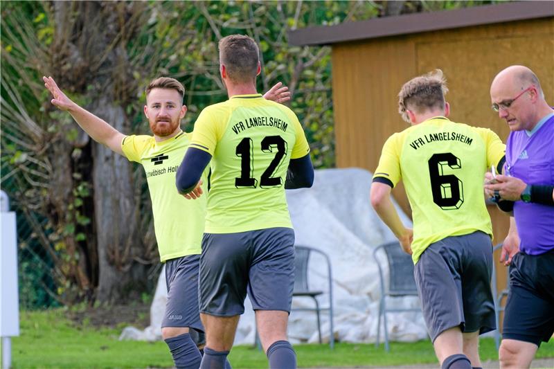 Die Tendenz beim VfR Langelsheim stimmt Tolga Uckan (li.) bejubelt seinen vollstreckten Strafstoß im Spiel gegen den TSV Lochtum und nimmt erste Glückwünsche von Sascha Schweska entgegen. Mit zwölf Treffern ist er derzeit der beste VfR-Torjäger. Foto: Drechsler