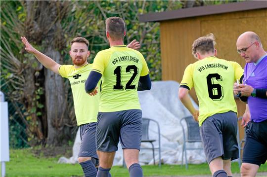 Tolga Uckan (li.) bejubelt seinen vollstreckten Strafstoß im Spiel gegen den TSV Lochtum und nimmt erste Glückwünsche von Sascha Schweska entgegen. Mit zwölf Treffern ist er derzeit der beste VfR-Torjäger. Foto: Drechsler