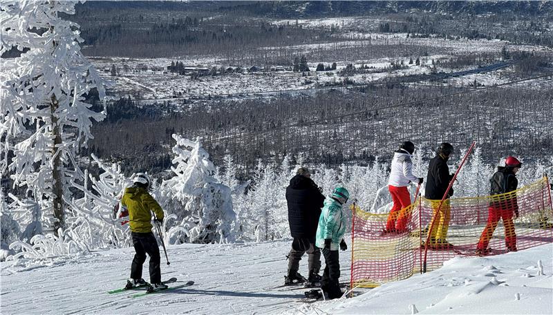 Das Foto zeigt Skifahrer mit einem tollen Panoramablick.