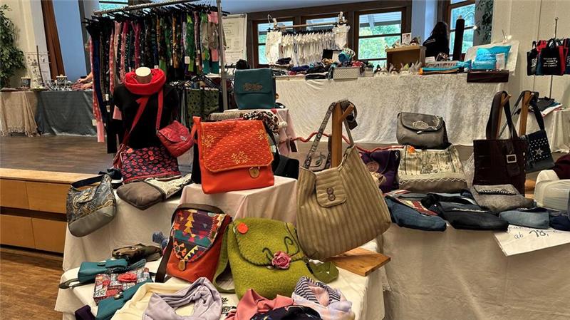 „Altenauer Eigenart“ lockt Hunderte von Besuchern Tolle Taschen lassen im Kurgastzentrum Altenau die Herzen vieler Frauen schneller schlagen.