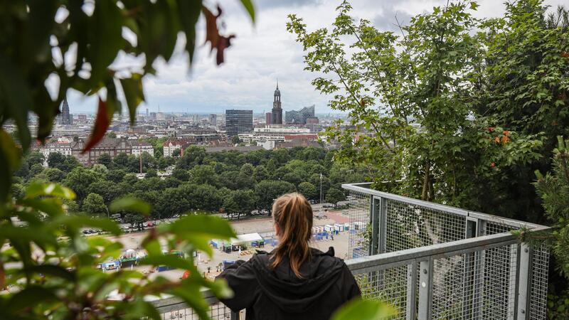 Grüner Hamburger Bunker für alle offen - Besucher begeistert Toller Blick auf die Stadt vom grünen Bunker