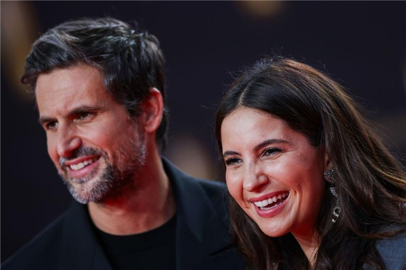 Tom Beck und Chryssanthi Kavazi bei der  Verleihung der Deutschen Fernsehpreise 2023.