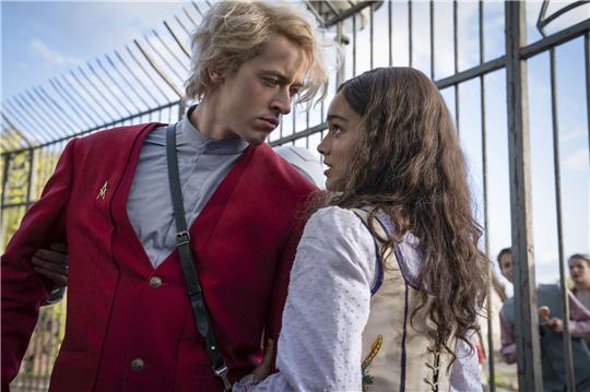 Tom Blyth als Coriolanus Snow und Rachel Zegler als Lucy Gray Baird in einer Szene des Films «Die Tribute von Panem - The Ballad Of Songbirds & Snakes».