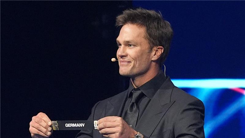 Tom Brady zieht das deutsche Los.