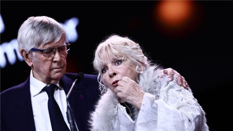 Goldener Bär geht an „Gelbe Briefe“ von İlker Çatak Tom Courtenay und Anna Calder-Marshall erhalten den Silbernen Bären für die beste schauspielerische Leistung in einer Nebenrolle.
