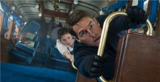 Tom Cruise als Ethan Hunt und Hayley Atwell als Grace in einer Szene des Films «Mission: Impossible 7 - Dead Reckoning Teil Eins».