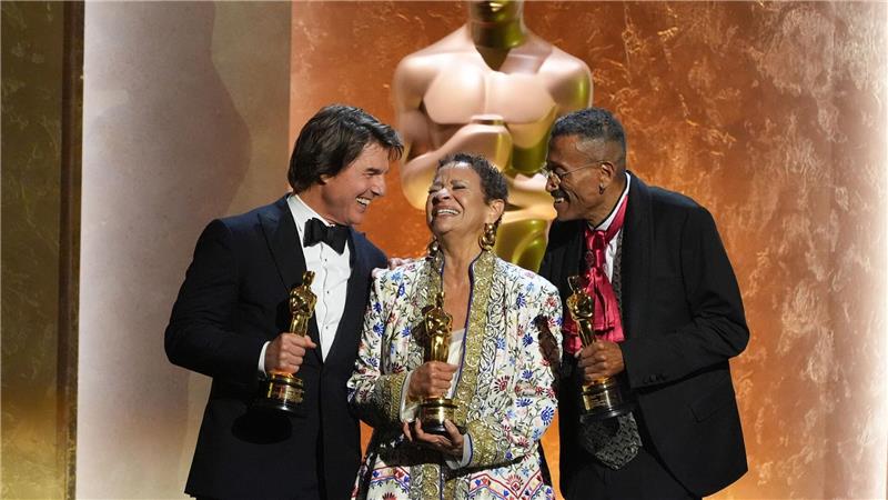 Tom Cruise und Dolly Parton mit Ehren-Oscars gekürt Tom Cruise (links), Debbie Allen und Wynn Thomas (rechts), Gewinner von Ehrenpreisen der Academy. Drei Ehren-Oscars und ein weiterer Sonderpreis wurden bei den 16. Governors Awards verliehen.