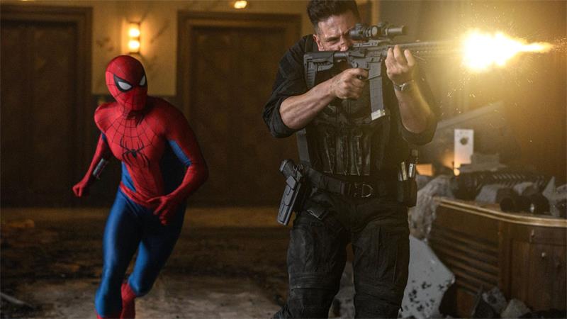 Tom Holland als Spider-Man und Jon Bernthal als Punisher in einer Szene des Films „Spider-Man: Brand New Day“.