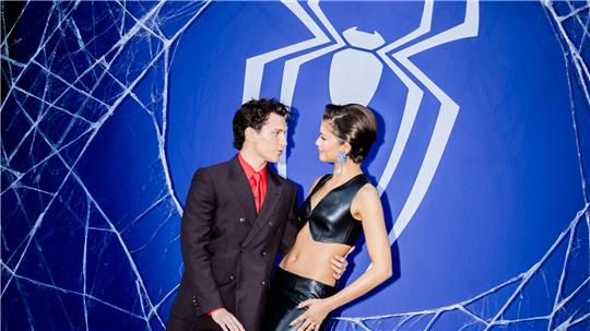 Tom Holland und Zendaya zeigten sich vor Tausenden Fans in Berlin.