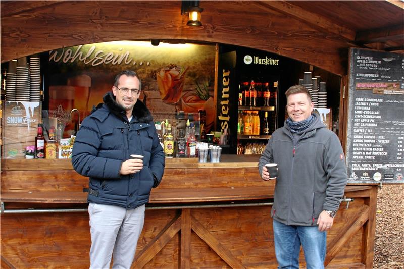 Tom Hüttenmeister (links) und Meik Bresselschmitt, als sie Verpflegungshütten im Oktober geöffnet haben. Aktuell sind diese geschlossen.  Archivfoto: Knoke