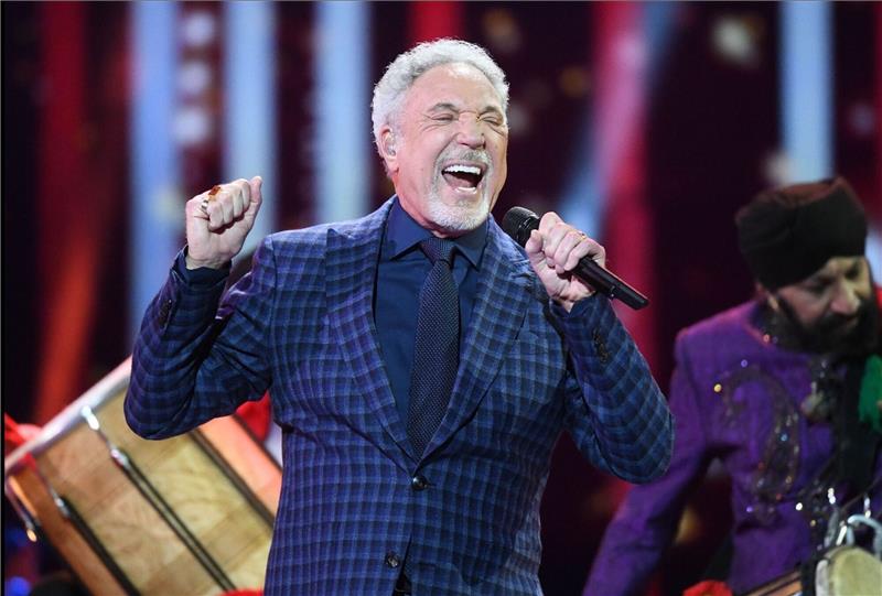 Tom Jones: „Papa hat jetzt zwei neue Hüften” Tom Jones erholt sich nach seiner Hüft-OP.