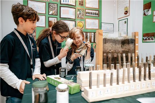 Tom Koch (9, l-r), Lotta Lindenberg (10) und Annika Katharina Busse (9) von der Grundschule Ofen aus Bad Zwischenahn.