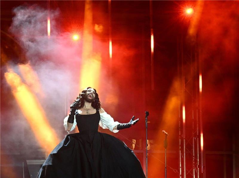 Jodler, Nackte und Conchita eröffnen Kulturhauptstadt-Jahr Tom Neuwirth alias Conchita Wurst steht auf der Bühne in Dad Ischl.
