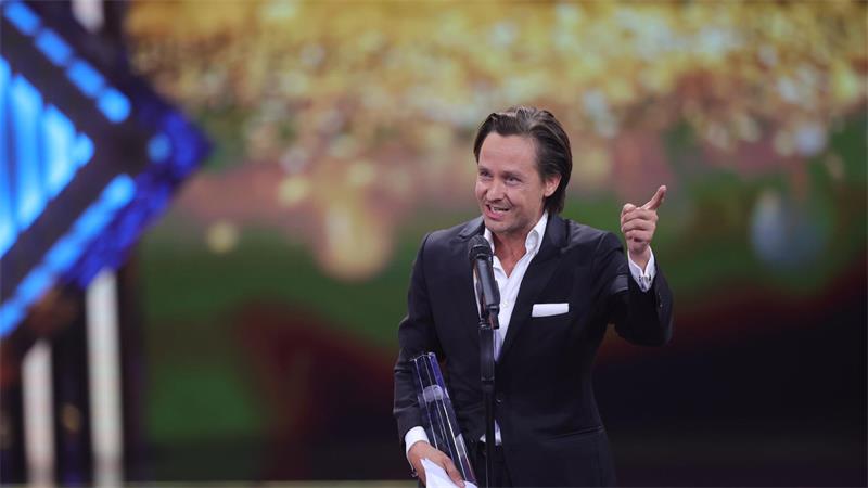 Lanz, Raab und der Weltfrieden: Fernsehpreise verliehen Tom Schilling sang ein Ständchen für seine Mutter.