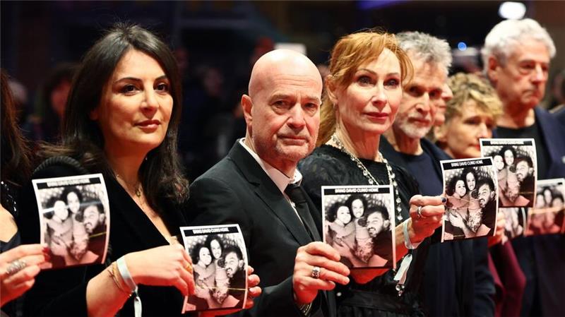 Film über Hamas-Geisel: „Hoffe, dass David etwas fühlt“ Tom Shoval, Filmemacher und Freund von Cunio, war nach eigenen Worten „sehr berührt“ von der Aktion auf dem roten Teppich.