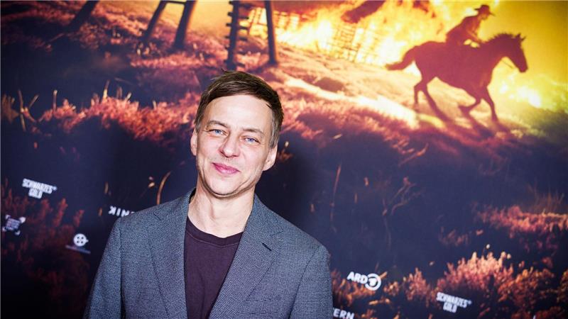 Tom Wlaschiha spielt in der ARD-Serie „Schwarzes Gold“ den gierigen Großbauern Wilhelm Pape. Er selbst sei privat aber nett und harmlos, versicherte der Serienstar im Interview der Deutschen Presse-Agentur. (Archivbild)