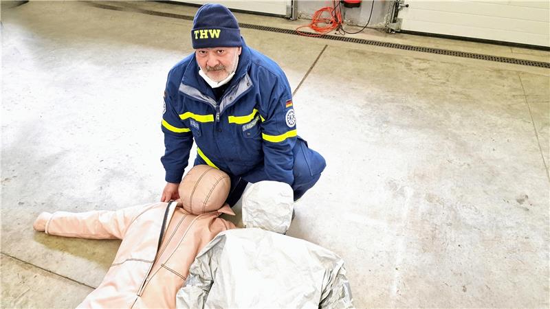 Oberharzer THW stärkt seine Kräfte Tomas Geldmacher leistet zwei Dummies aus Plastik Erste Hilfe am Unfallort.