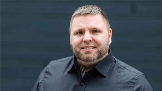 Tommy Frenck wurde bundesweit bekannt, weil er eine Reihe großer Neonazi-Konzerte organisiert hatte, zu denen auch Rechtsextremisten aus anderen europäischen Ländern anreisten.