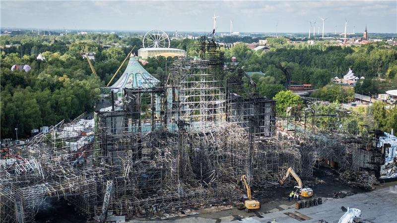 Bilder des Tages Tomorrowland-Hauptbühne ist komplett abgebrannt: Diese Drohnenaufnahme zeigt die Hauptbühne nach dem gestrigen Brand auf dem Festival-Gelände.
