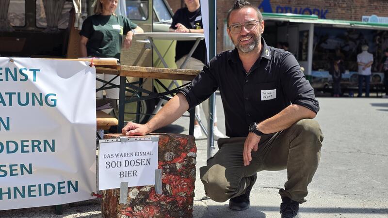 Blauer, leicht salziger Honig und ein Dosenbier-Kunstwerk Toni Faria-Kraus präsentiert ein Kunstwerk der besonderen Art. Hergestellt wird es aus 300 leeren Bierdosen.
