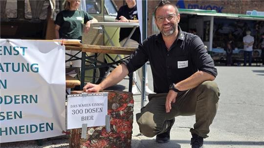 Toni Faria-Kraus präsentiert ein Kunstwerk der besonderen Art. Hergestellt wird es aus 300 leeren Bierdosen.