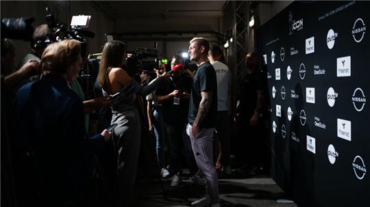 Toni Kroos, Gründer der Icon League, gibt vor dem Start der Liga ein Interview. Die Icon League ist eine Hallenfußball-Liga im Kleinfeldformat.