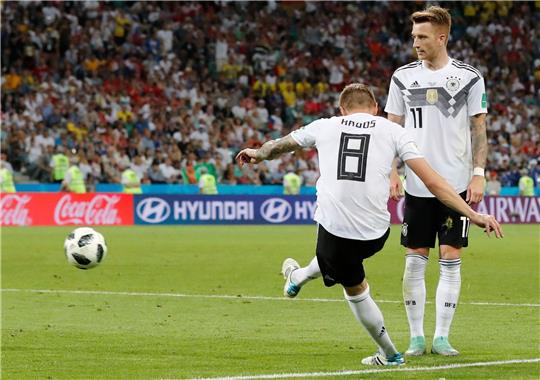Toni Kroos (l) aus Deutschland schießt auf das Tor.