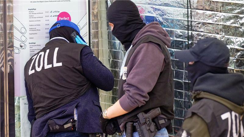 „Top gestylte Nägel“ steht auf einem Preisschild vor einem der durchsuchten Nagelstudios. 